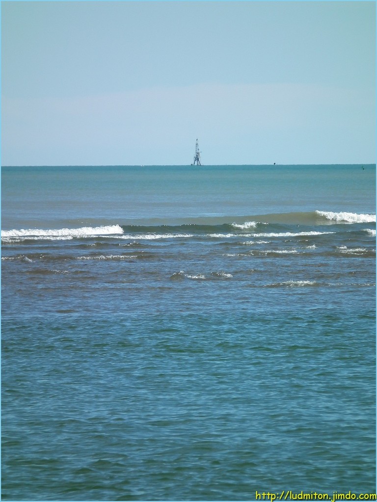 Au premeir plan, le banc de sable qui marque l'embouchure. Au fond, ce qui était une phare, avant que les barrages sur l'Ebre ne tarissent l'apport d'alluvions