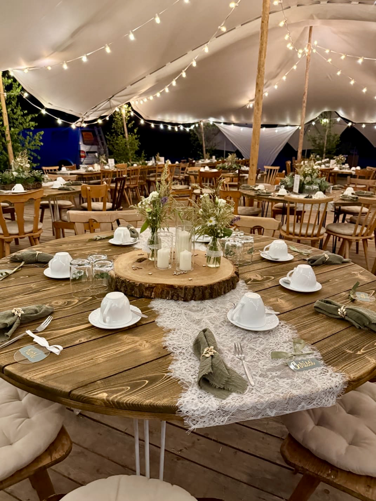 Mietequipment, Würzburg, Tisch, Stühle, Verleihservice, mieten, leihen, ausleihen, Hochzeit, freie Trauung, Aschaffenburg, Schweinfurt, Nürnberg, Rothenburg, Fulda, Event, Unterfranken, Franken, Bayern, Crossbackstuhl, runde Tische, Zelthochzeit,Holztisch