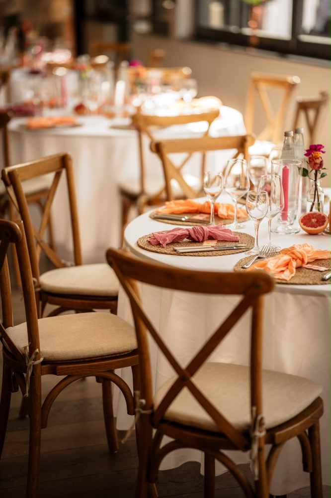 Mietequipment, Würzburg, Tisch, Stühle, Verleihservice, mieten, leihen, ausleihen, Hochzeit, freie Trauung, Aschaffenburg, Schweinfurt, Nürnberg, Rothenburg, Fulda, Event, Unterfranken, Franken,Bayern,Crossbackstuhl, runde Tische,Zelthochzeit,Banketttisch