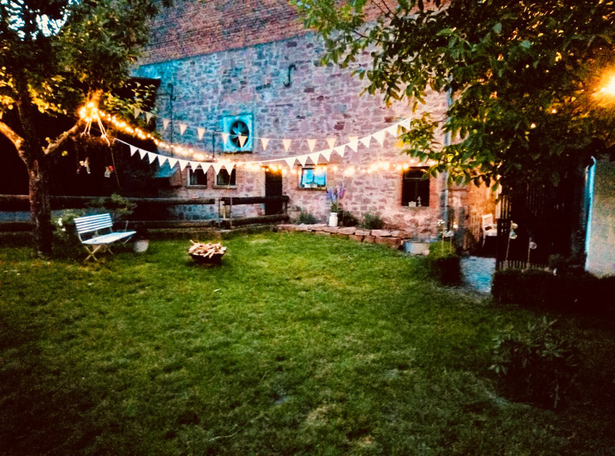 Mietmöbel, Würzburg, Tisch, Stühle, Verleihservice, mieten, leihen, ausleihen, Hochzeit, freie Trauung, Aschaffenburg, Schweinfurt, Nürnberg, Rothenburg, Fulda, Event, Unterfranken, Franken, Bayern, Crossbackstühle, Lichterketten, Holzstühle, Zelthochzeit