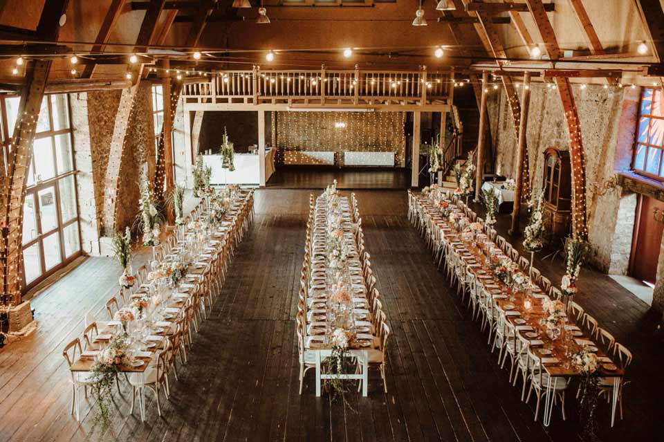 Ein Event in Unterfranken in Würzburg. Schöne Crossback-Stühle mit passenden Tischen bei einer Hochzeit oder Veranstaltung.