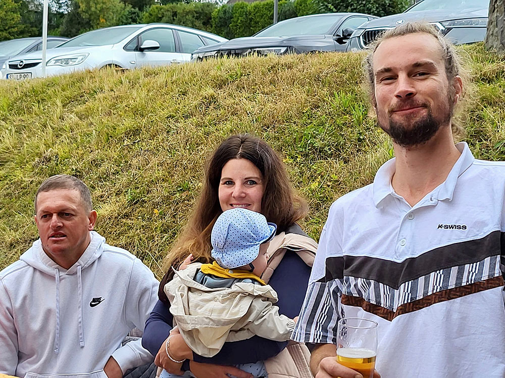 Zuschauen vor dem Clubhaus