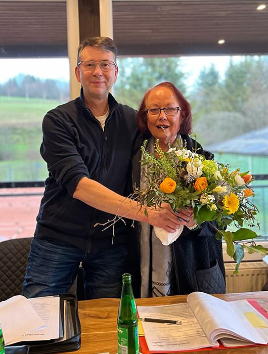 Die scheidende Vorsitzende Rosemarie Mayland mit Ihrem Nachfolger, dem bisher 2. Vorsitzenden, Gerhard Wörster.