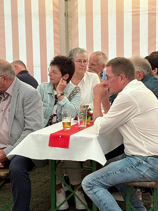 Die Gäste im schön geschmückten Festzelt