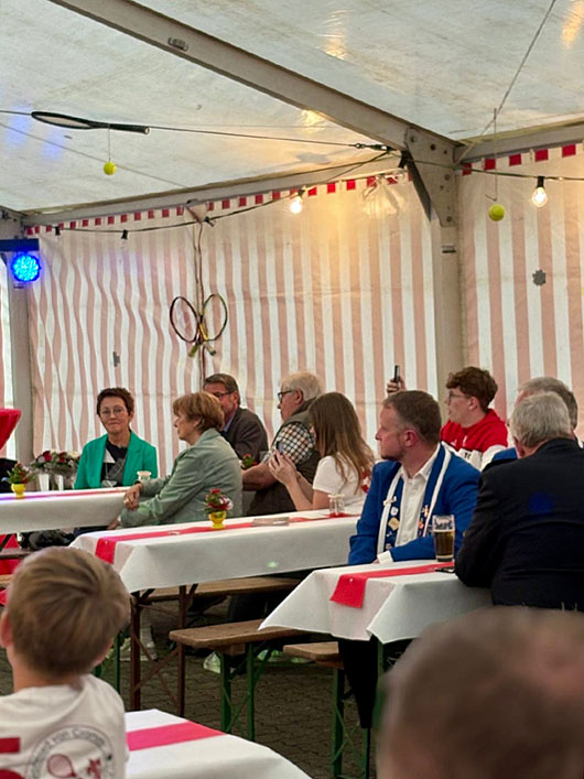 Die Gäste im schön geschmückten Festzelt