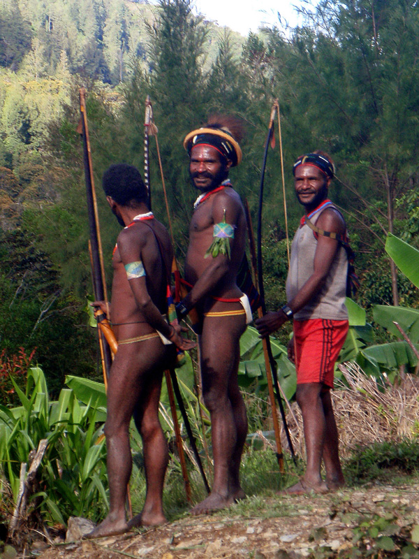 3 Papua-Vogeljäger mit Pfeil und Bogen