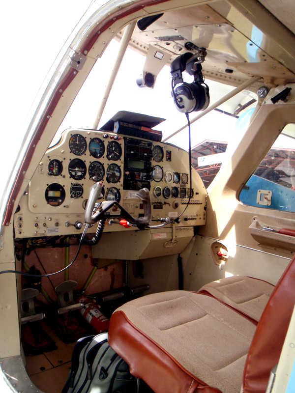 Cockpit eines Propellerflugzeugs von innen