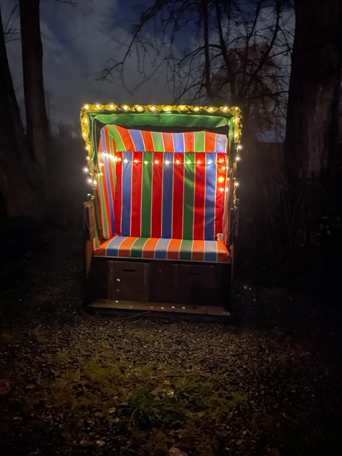 Wir haben 4 Außenplätze mit Strandkörben bestückt, die natürlich nicht teurer sind 😉.