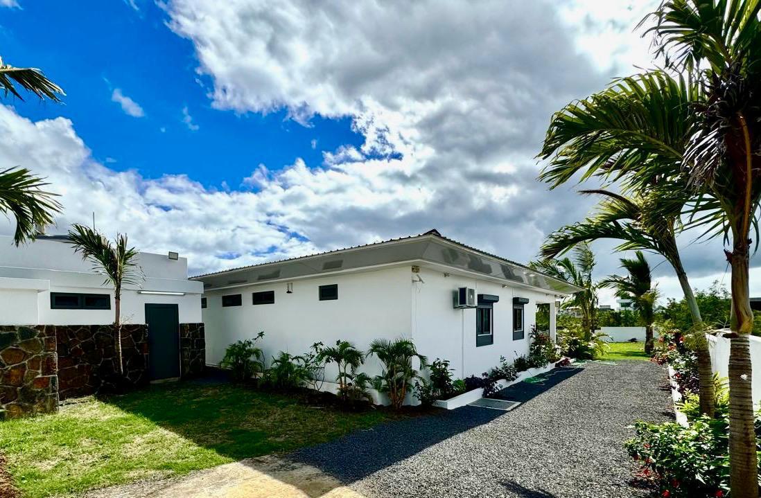 JINVESTY Île Maurice presents a furnished 3-bedroom villa with office and pool in Mont Choisy on a 1,000 m² plot, exclusively for Mauritian buyers