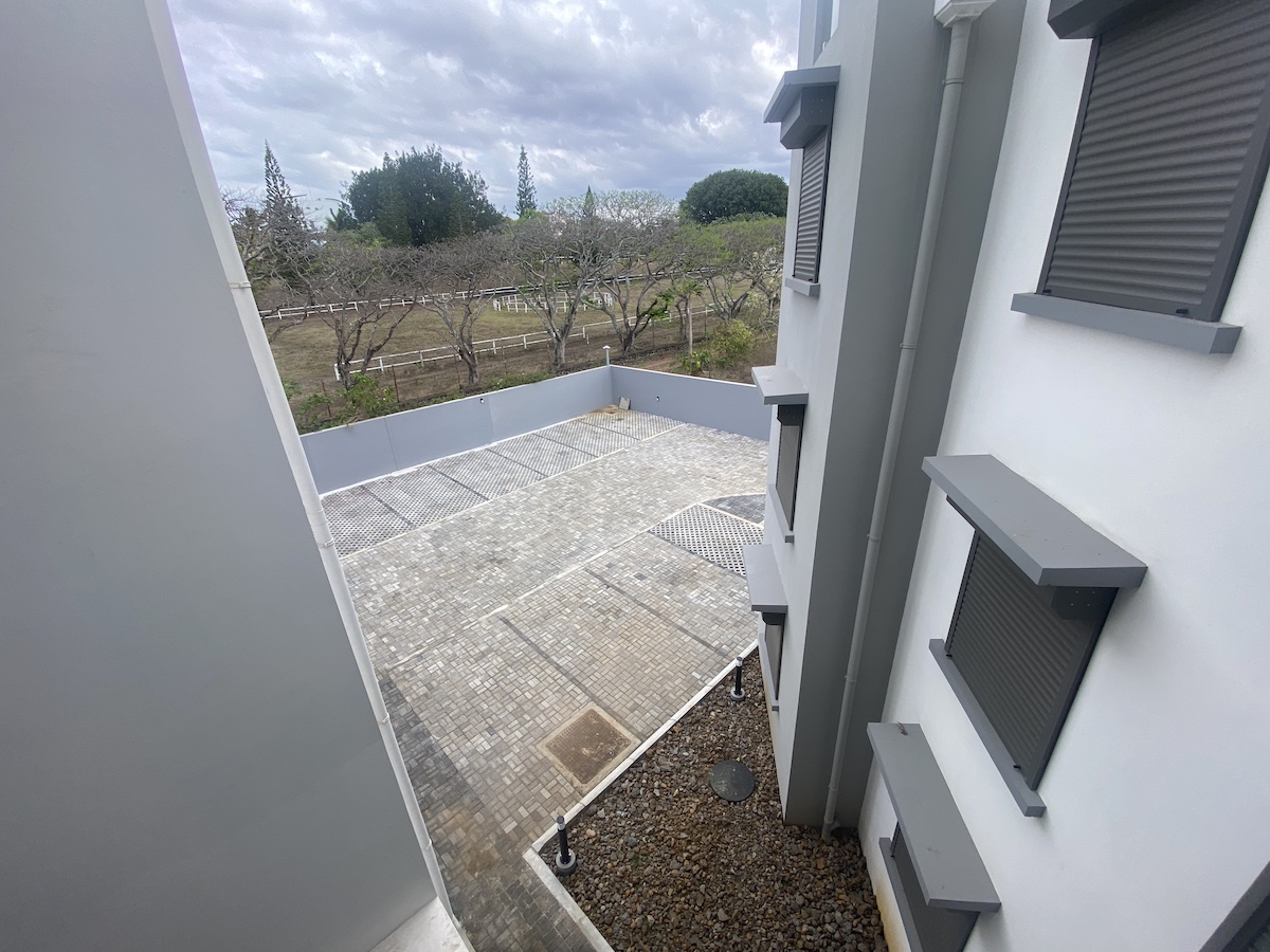 nouvelle résidence SAMUDRA d'appartements et penthouses livrés Ground +2 R+2 à TROU AUX BICHES plage à pied nord Île Maurice par JINVESTY ILE MAURICE