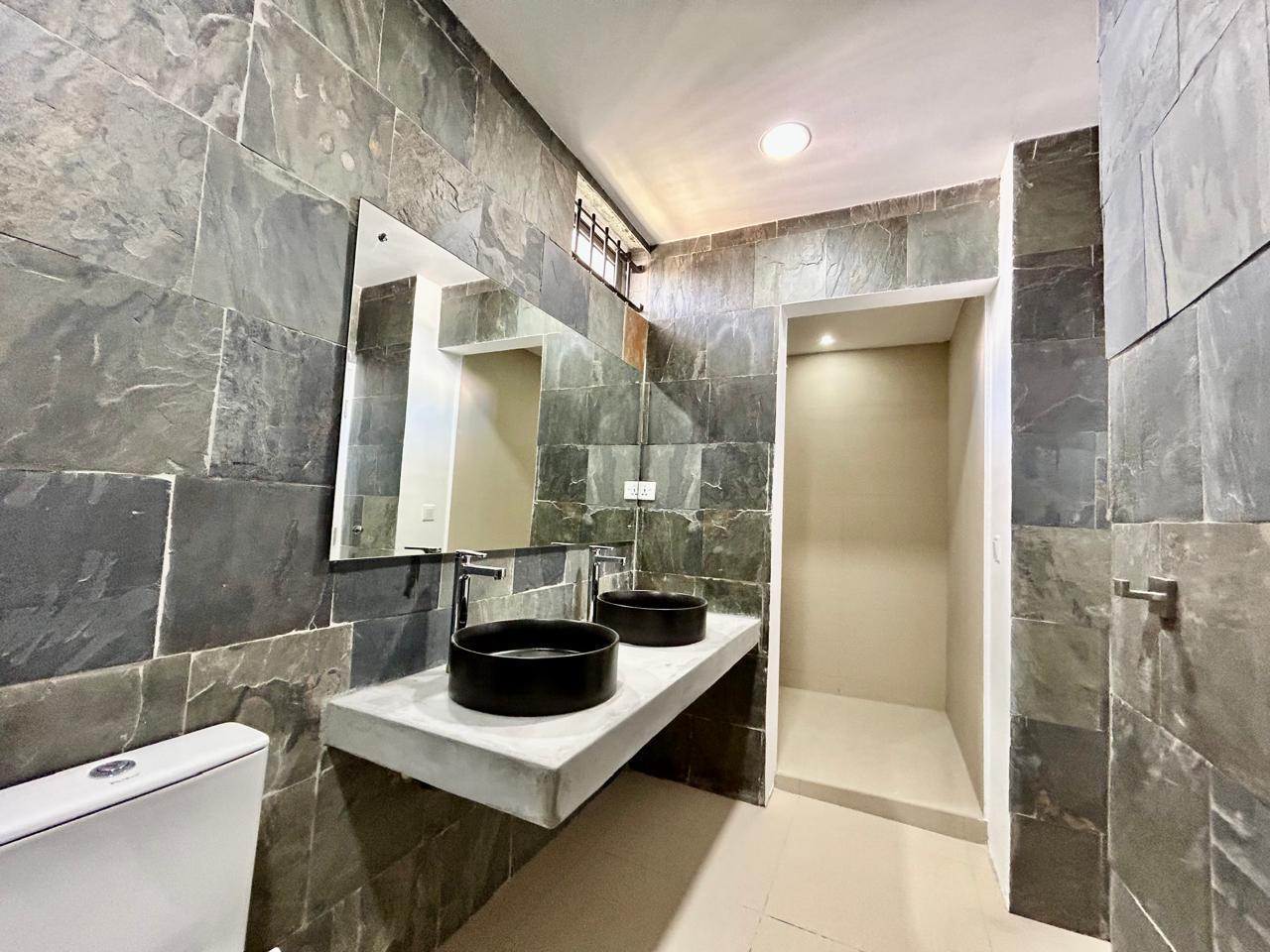 Villa luxueuse à louer à long terme à Mont Choisy, 1000 m² de terrain avec grande piscine. Confort, calme et emplacement idéal proche golf et plage. Offre rare à saisir rapidement avec JINVESTY Île Maurice