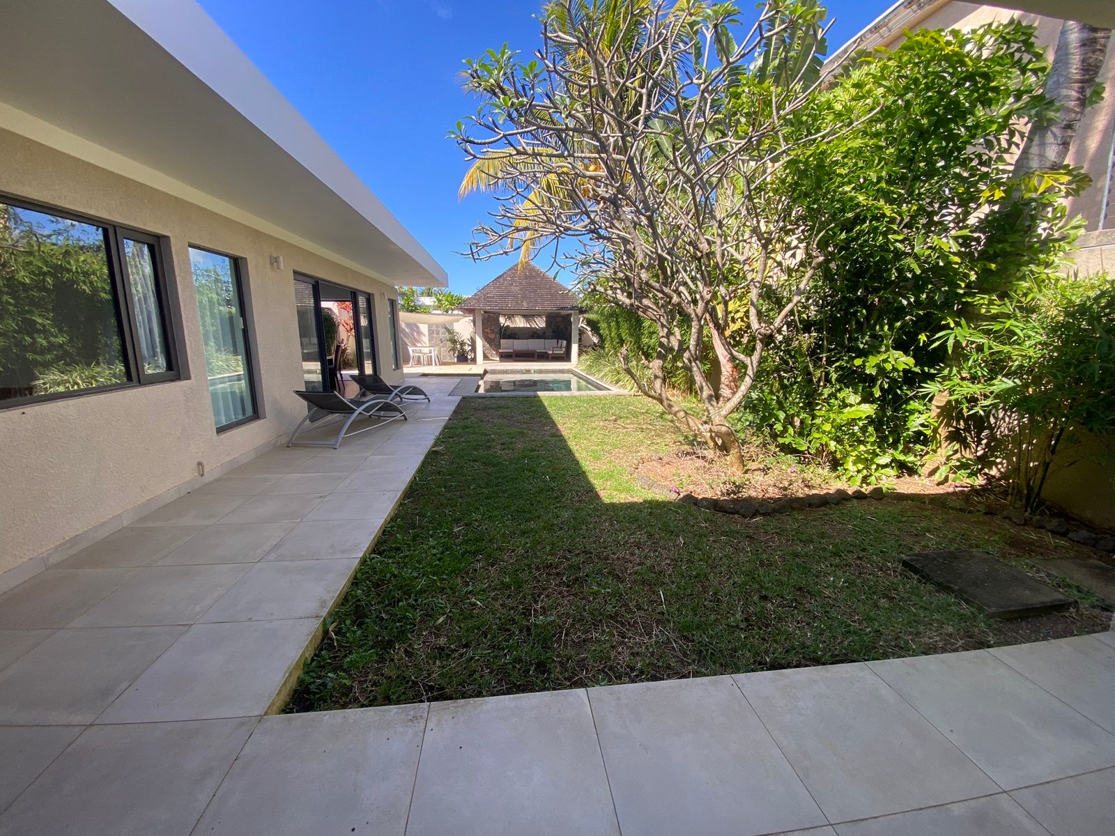 Villa à vendre de 3 chambres avec piscine et kiosque, entièrement meublée à l'île Maurice, proposée par JINVESTY Île Maurice