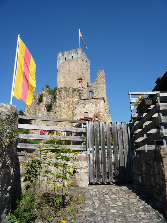 Auf dem Burggelände findet sich ein kleines Burgmuseum, Gartenwirtschaft und Restaurant.