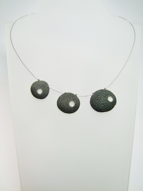 Collier avec trois perles décroissantes espacées avec effet de pierre de lave noir et blanc vu de face