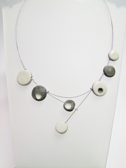 Collier de création artisanale en céramique raku blanc et noir vu de face