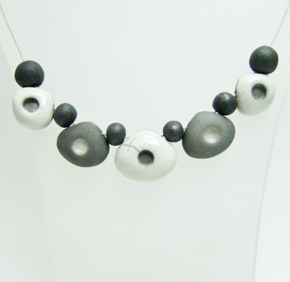 collier noir et blanc en raku