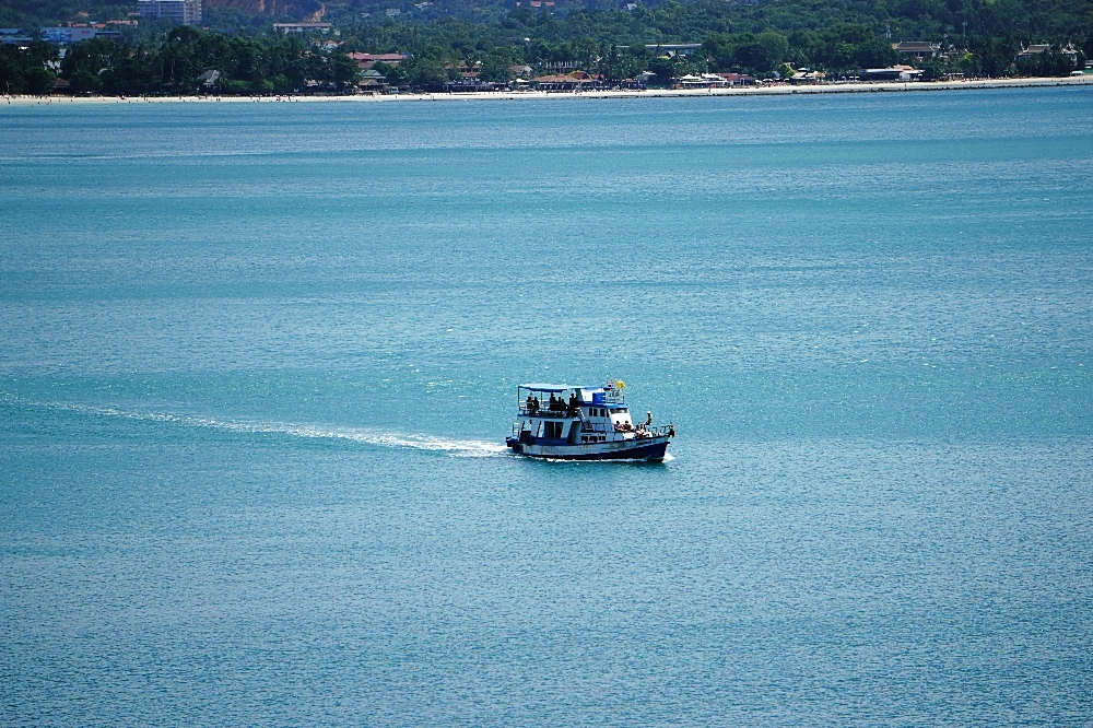 Ein Boot und die Aussicht auf den Chaweng Beach auf Ko Samui in Thailand