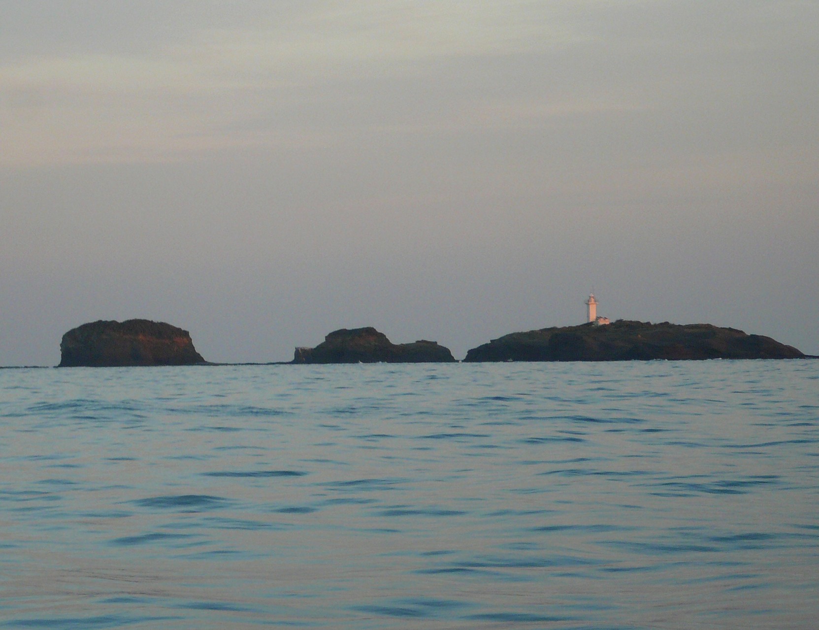 対馬最北端 夕日が当っている三ッ島・灯台