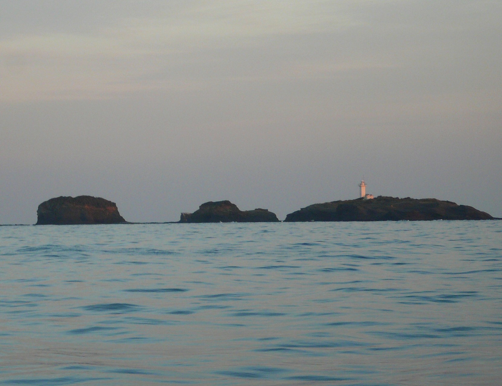 対馬最北端 夕日が当っている三ッ島・灯台