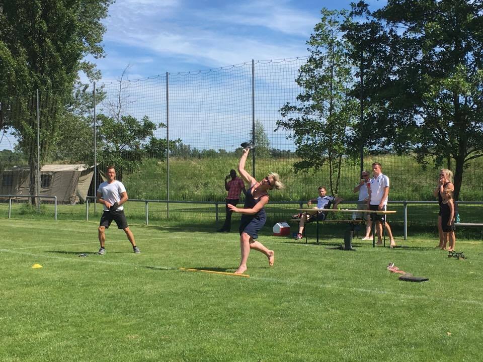 1. Familiensportfest: Disziplin Gummistiefelweitwurf