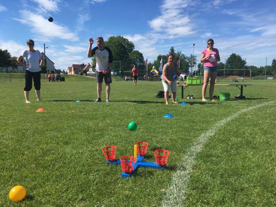 1. Familiensportfest: Disziplin Bälle werfen