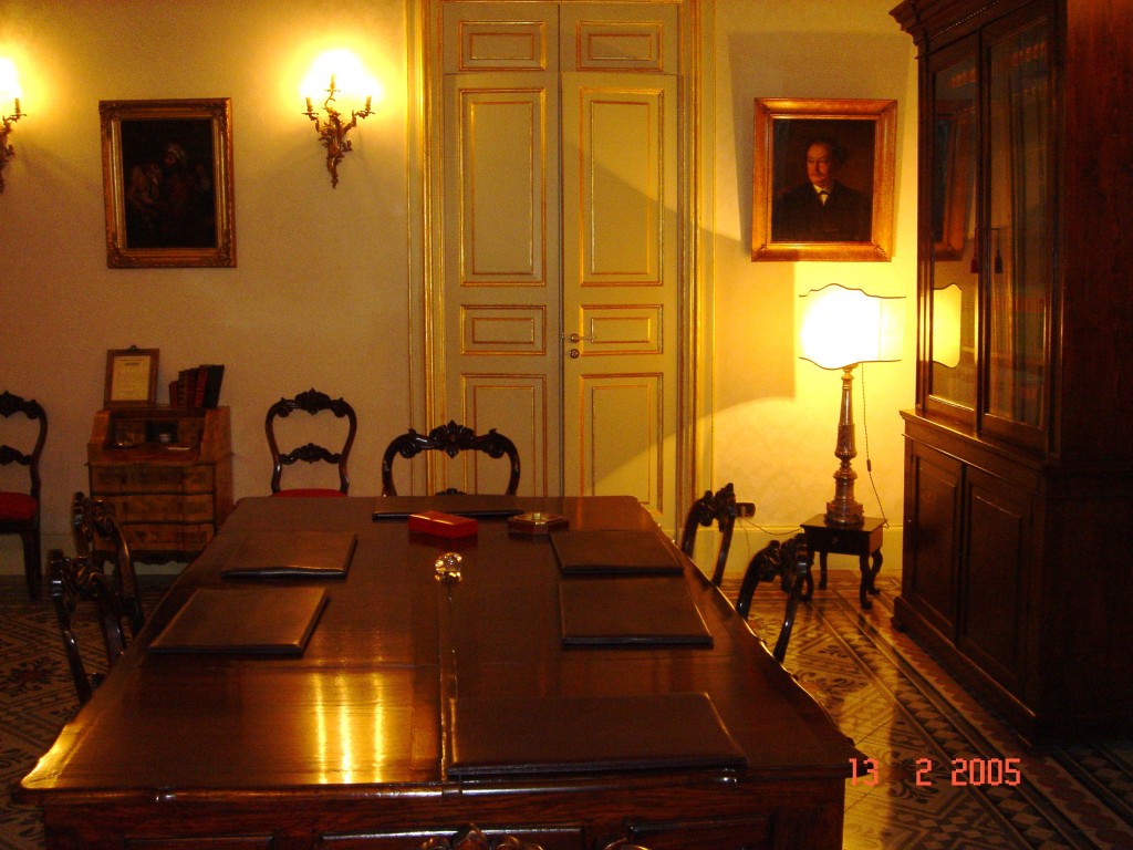 La sala riunioni dello studio. Sull'ampia volta affresco di Natale Attanasio (v. album).