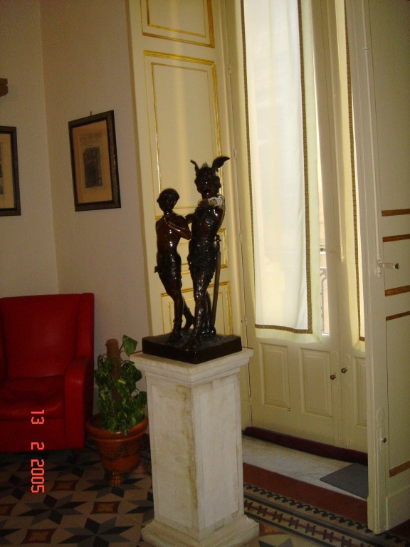 Gli interni (sala d'attesa)Statua bronzea '800 francesce. "La patrie". Particolare della sala d'ingresso dello studio.