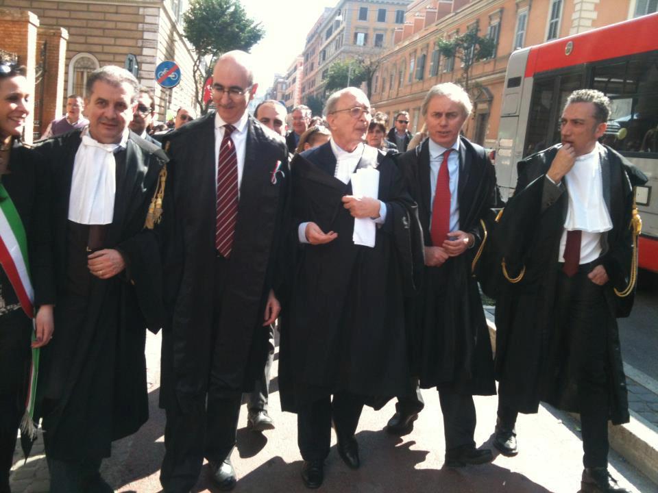 In testa al corteo con a fianco Mauro Vaglio, Presidente dell'Ordine di Roma e Maurizio De Tilla Presidente nazionale dell'OUA Immagini dalla manifestazione nazionale O.U.A. A fianco dell'Avv. Maurizio De Tilla, Presidente nazionale dell'OUA