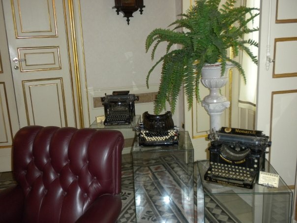 La collezione - musealizzazione Espositori in vetro - sala riunione