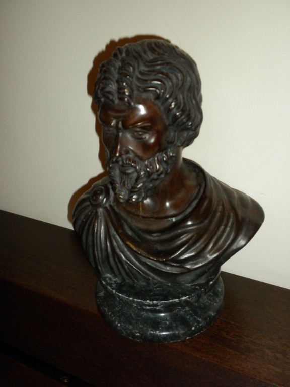 Particolare della sala d'ingresso dello studio. Busto bronzeo di Aristotele.