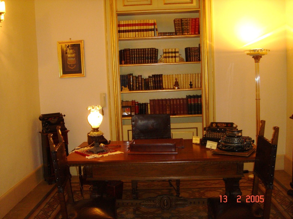 Lo studio alla "Stanza degli stivali". Particolare della raccolta di libri antichi ('700-'800).