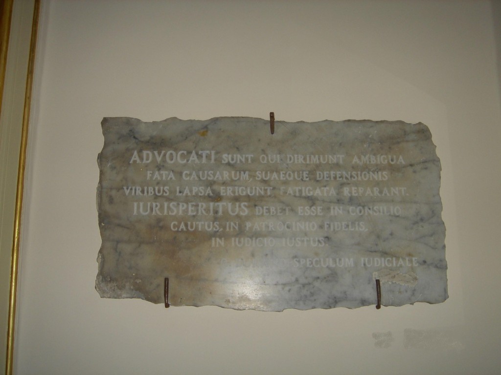 Advocati sunt qui dirimunt ambigua fata causarum..."Gli AVVOCATI sono coloro che dirimono gli incerti fati delle liti... ".Antica iscrizione in marmo posta nella sala d'ingresso dello studio.