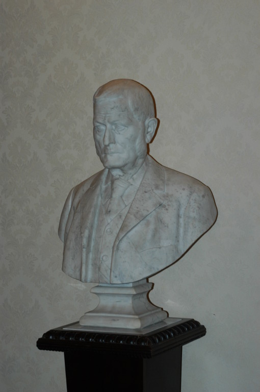 Busto marmoreo di "antenato". Particolare della sala riunioni.
