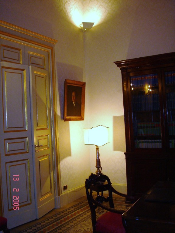 Particolare della sala riunione. Antica ceriera ('700-lume) e olio di antenato ('800)