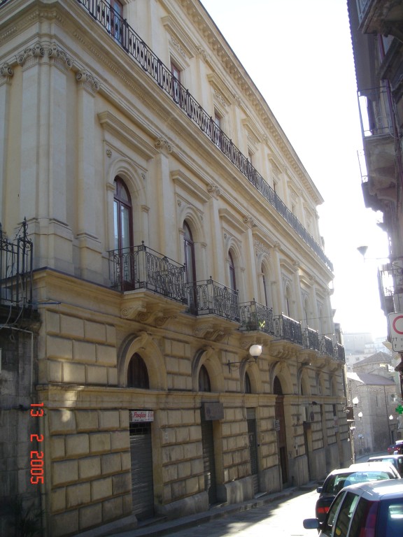 La prospettiva del palazzo su via F.lli Testa. In primo piano: il piano nobile sede dello studio.