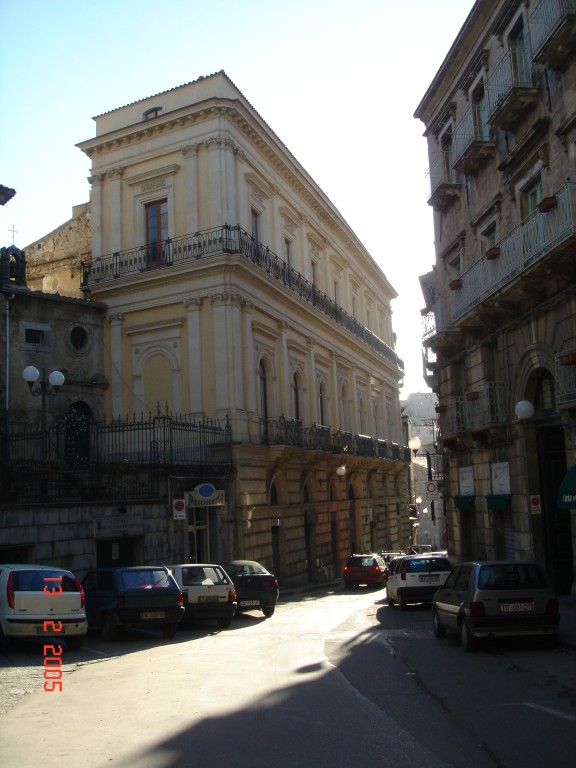 L'ardita prospettiva di Palazzo Cirino visto dalla base della Torre campanaria.