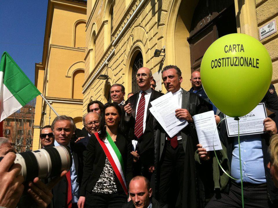 Maurizio De Tilla arringa la folla