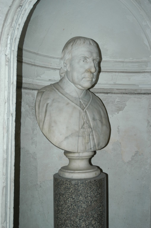 Mons. Giovanni Cirino-Busto marmoreo che domina lo scalone di ingresso