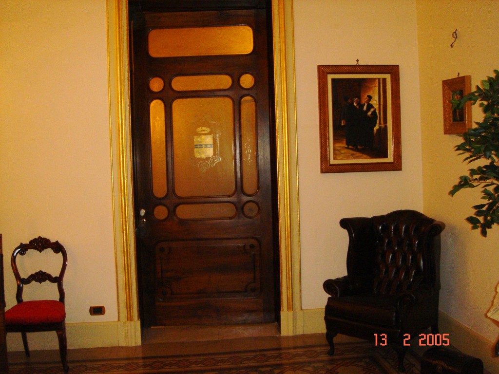Bussola d'ingresso al salone di rappresentanza (ora sala riunioni) Particolare: stemma dipinto su vetro.