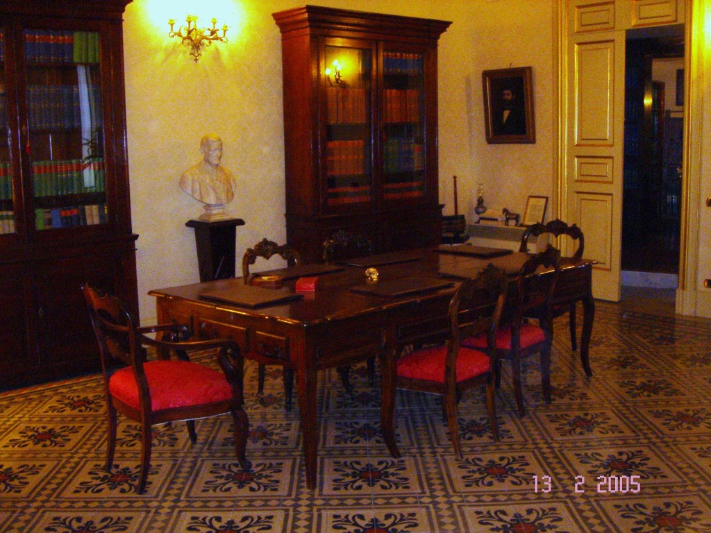 Il salone di rappresentanza.Ora sala riunioni dello studio. Sull'ampia volta affresco di N. Attanasio.