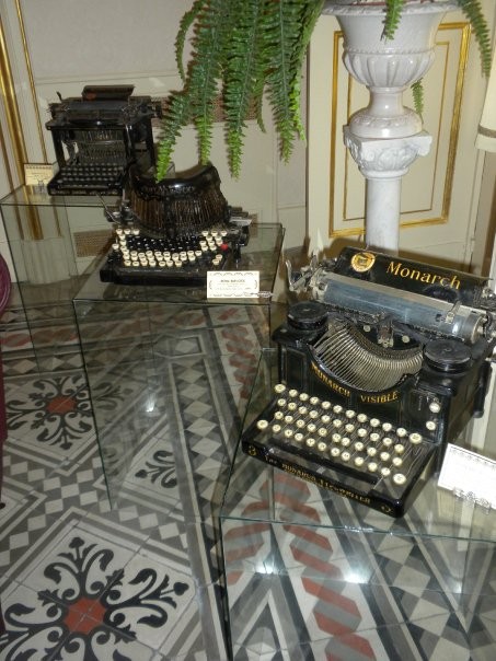 La collezione - musealizzazione: Espositori in vetro - sala riunione