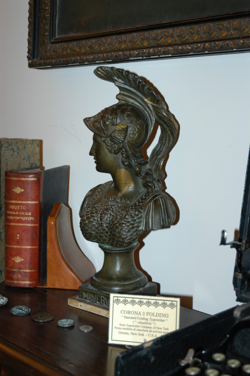 Lo studio alla "stanza degli stuvali" Particolare:  Statuetta bronzea di Minerva.
