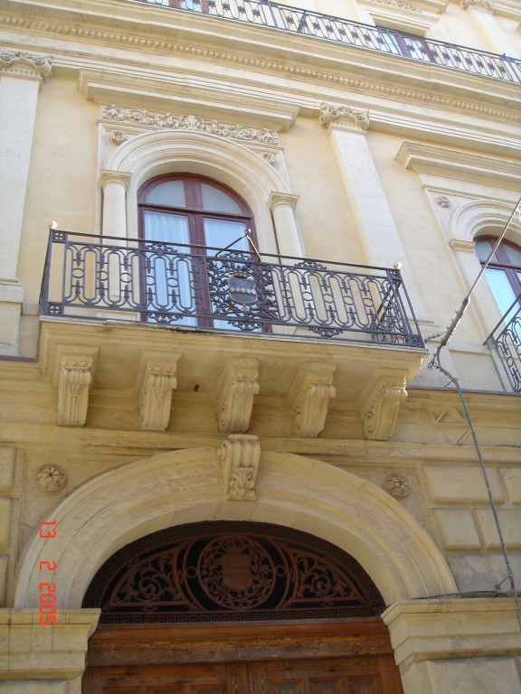 Il balcone centrale del piano nobile di Palazzo Cirino.