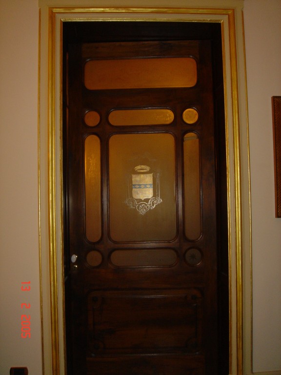 Bussola d'ingresso al salone di rappresentanza del piano nobile (ora sala riunioni) Particolare: stemma dipinto su vetro.