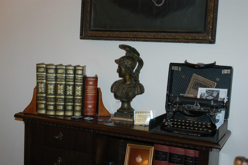 Lo studio alla "stanza degli stivali" Particolare: Statuetta bronzea di Minerva.  CORONA 3 FOLDING “ Standard Folding Typewriter “ ( “ chiudibile “) Rose Typewriter Company of New Tork Groton, New Jork  - U.S.A.1901