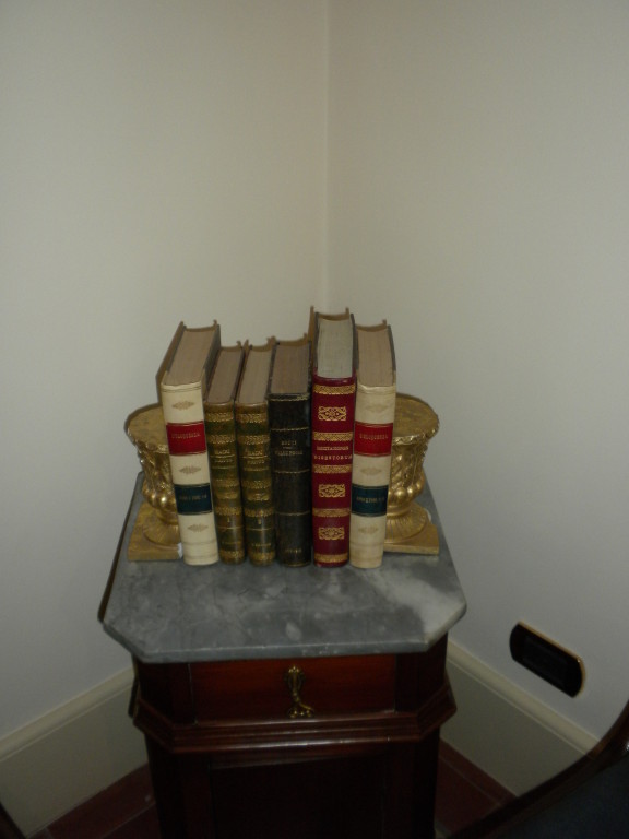 Particolare della sala d'ingresso dello studio. Antichi libri ('700-'800) con dorso rilegato in pelle e pergamena..