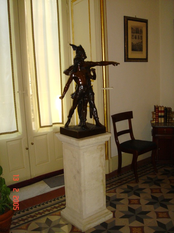 Gli interni (sala d'attesa)Statua bronzea '800 francesce. "La patrie". Particolare della sala d'ingresso dello studio.