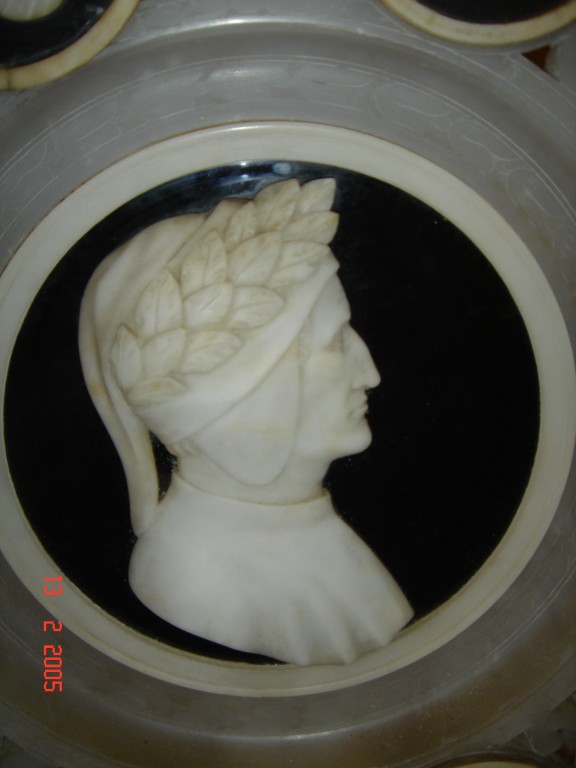 Particolare raffigurante Dante Alighieri. Piatto in alabastro e marmo '700.