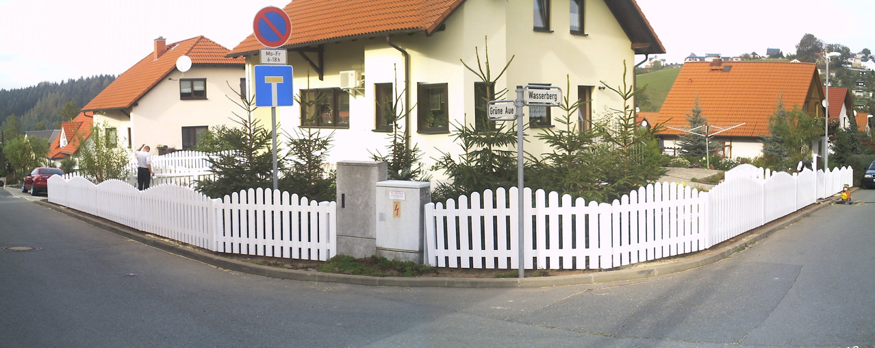 Gartenzaun in weiß geschwungen