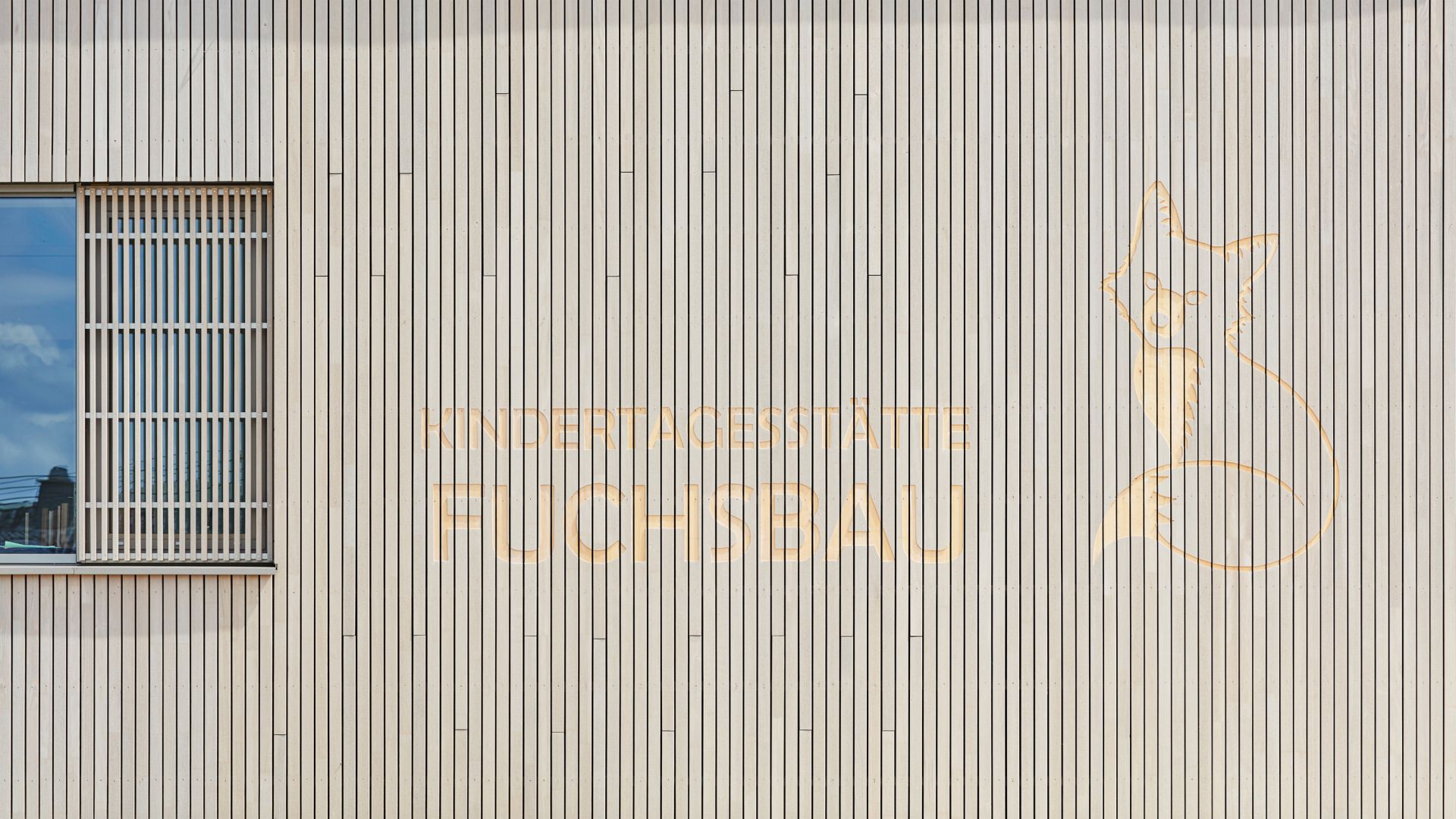 Schriftzug in Fassade 